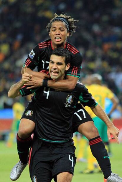 Márquez celebra un gol con Giovani Dos Santos.