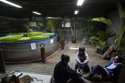 Miembros de una productora velan desde hace dos jornadas en el espacio habilitado para el desarrollo de la Victoria para grabar cada segundo de su evolución.