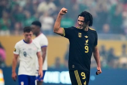 Raúl Jiménez tras anotar el primer gol, el del empate, frente a la selección de Estados Unidos.