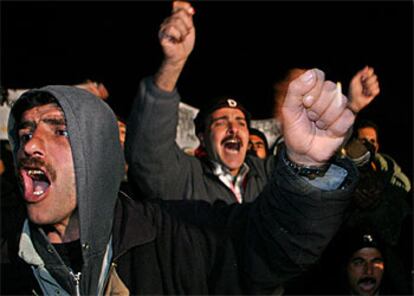 Trabajadores palestinos se manifiestan contra los estrictos controles israelíes al grito de "paso de Erez, paso de la muerte".