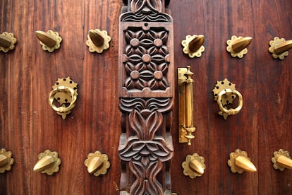 Zanzíbar (Tanzania).
Bañada por los vientos alisios cargados de especias a lo largo de los siglos y amada por los viajeros que buscan una escapada al Índico, Zanzíbar es un destino de África Oriental completamente diferente a cualquier otro lugar, con una mezcla de influencias árabes, indias, europeas y africanas. Las historias culturales e históricas de la isla cobran vida en la exquisita arquitectura de Stone Town, en los tentadores olores de los almacenes de especias a lo largo de la costa en una calurosa tarde tropical y en la llamada a la oración que anima el laberinto de callejuelas inalterable desde hace siglos. También es una isla de palmeras que se balancean, puestas de sol perfectas y de experiencias divertidas debajo del agua.
Stone Town es una ciudad llena de historia, con una curiosa arquitectura obra de los árabes que construyeron casas de varios pisos en torno a un patio interior, con diseños ingeniosos que permitían que la refrescante brisa marina circulara de forma natural; los comerciantes indios adinerados encargaron fachadas ornamentadas y edificios con tiendas a pie de calle y viviendas en los pisos superiores. El símbolo de la arquitectura de Zanzíbar son las puertas de madera tallada, que eran una muestra de riqueza y estatus. A menudo era lo primero que se construía en una casa; algunas de ellas tienen siglos de antigüedad, con elaborados pasajes caligráficos en árabe del Corán. Otras tienen la parte superior semicircular y adornos florales intrincados o diseños aspiracionales: un pez expresaba la esperanza del propietario en tener muchos hijos y un árbol de dátiles simbolizaba la prosperidad.