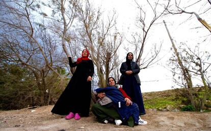 Mujeres sirias solicitantes de asilo en las cercanias del centro de estancia temporal para inmigrantes en Melilla. 