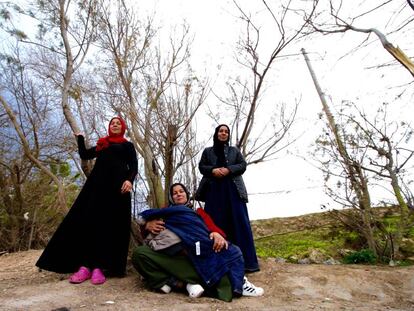 Mujeres sirias solicitantes de asilo en las cercanias del centro de estancia temporal para inmigrantes en Melilla.