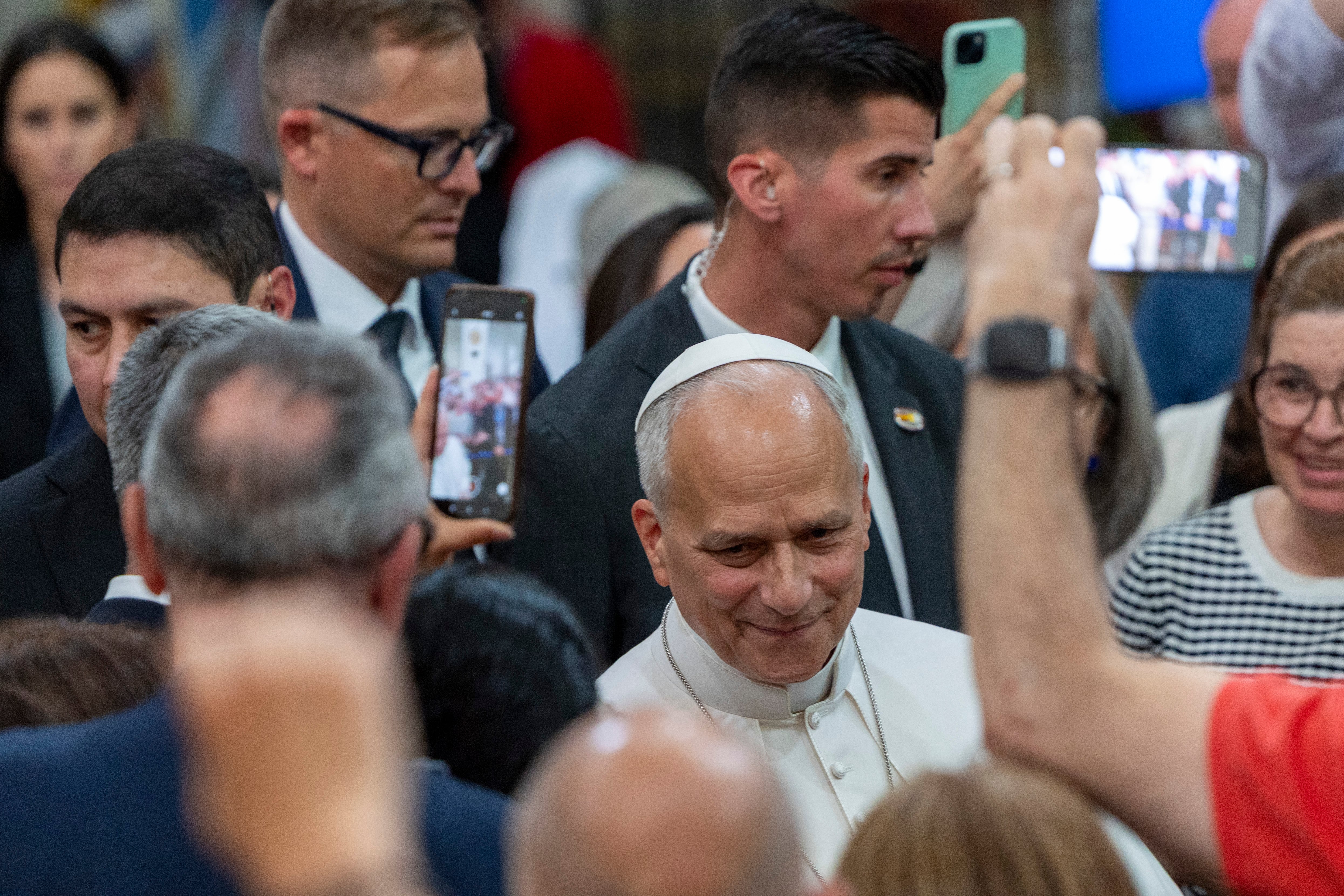 El papa León XIV, a su salida de la iglesia Sant Agustí de Barcelona.