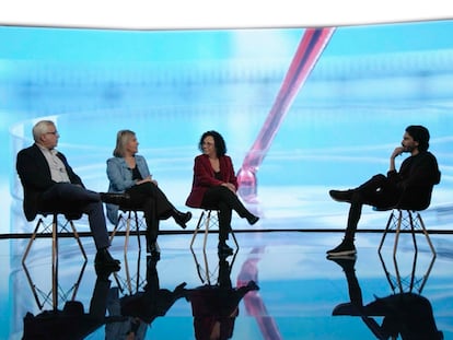 Desde la izquierda,  Enrique Sastre (CSIC), Rosa María Martín (UNED) y Joana Frontela (Cepsa), con Jaime García (‘Retina’).