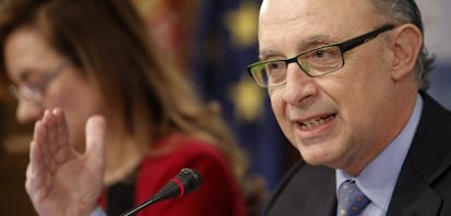 El ministro de Hacienda, Cristóbal Montoro, durante la rueda de prensa.