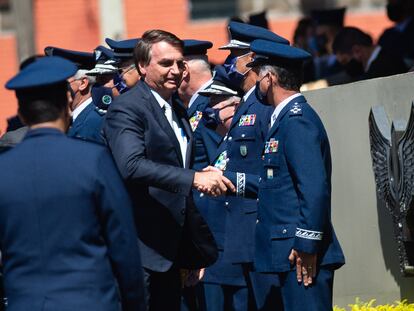 Jair Bolsonaro cumprimenta militares da Aeronáutica durante celebração de 80 anos da Força Aérea Brasileira em 20 de janeiro de 2021.