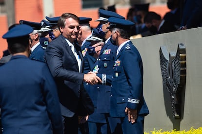 El presidente Bolsonaro saluda a mandos militares en la base de la Fuerza Aérea, el pasado enero, en Brasilia.