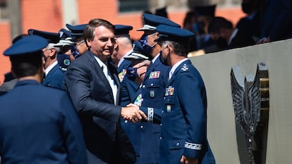 Jair Bolsonaro cumprimenta militares da Aeronáutica durante celebração de 80 anos da Força Aérea Brasileira em 20 de janeiro de 2021.