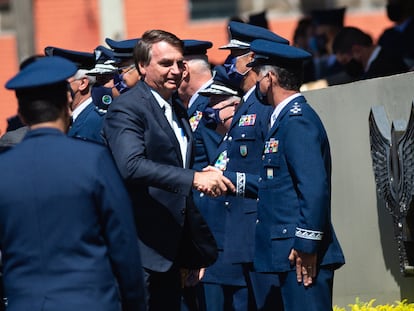 Jair Bolsonaro cumprimenta militares da Aeronáutica durante celebração de 80 anos da Força Aérea Brasileira em 20 de janeiro de 2021.