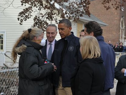 El presidente de Estados Unidos, Barack Obama, escucha a una mujer afectada por Sandy. 