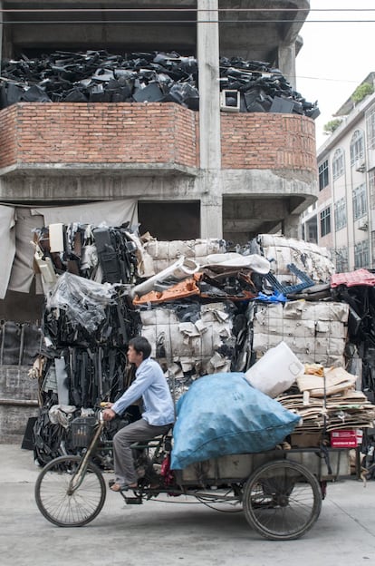 El Gobierno ha exigido a los pequeños talleres de reciclaje de Guiyu que se unan, creen empresas más grandes y profesionalizadas y se muden a un nuevo parque industrial, pero algunas todavía llevan a cabo su trabajo de forma más o menos clandestina.