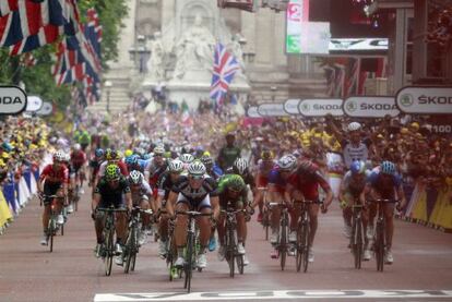 Kittel, a punto de cruzar la meta en la tercera etapa del Tour.