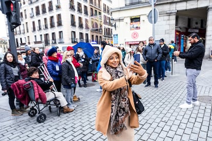 Una turista tomando un selfi en el centro de Madrid.