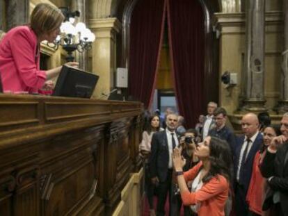 La presidenta de Ciudadanos en Cataluña se ha acercado al estrado de la presidenta del Parlament en una suspensión de la sesión