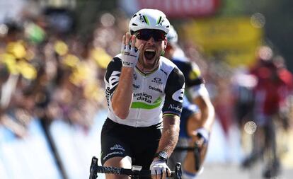 Mark Cavendish celebra su victoria en la 14ª etapa del Tour.