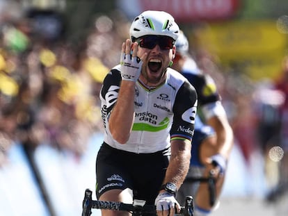 Mark Cavendish celebra su victoria en la 14ª etapa del Tour.
