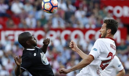 Vázquez pelea con Kakuta, autor de los dos goles del Deportivo.