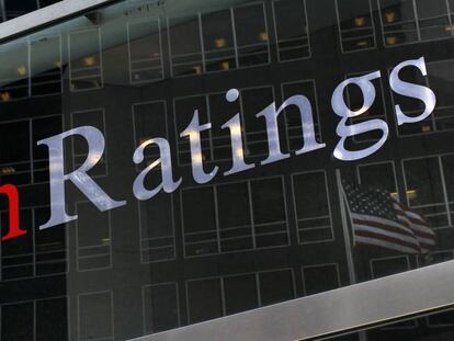 Fitch pone en vigilancia negativa los ratings de Enagás, Naturgy y Madrileña Red de Gas por los recortes de la CNMC