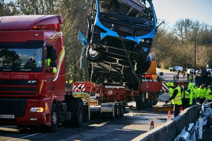 Los restos del autobús, ya en el puente sobre el río Lérez.