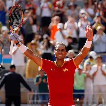 PARÍS, 28/07/2024.- El tenista español Rafael Nadal celebra tras vencer al húngaro Marton Fucsovics en la primera ronda individual masculina de los Juegos Olímpicos de París 2024 en la pista Philippe-Chatrier del complejo de tenis Roland Garros, este domingo en París, Francia. EFE/ Juanjo Martín
