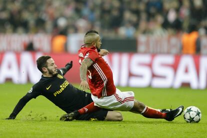 Arturo Vidal y Saul Niguez, por el suelo, luchando por un balón.