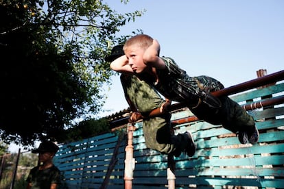 La mayoría de los cadetes provienen de familias de soldados rusos activos o de oficiales de otras fuerzas de seguridad. En la foto, un niño realiza ejercicios militares en la base del club patriótrico militar 'Caballeros rusos' en Sengileyevskoye (Rusia) el 3 de agosto de 2017.