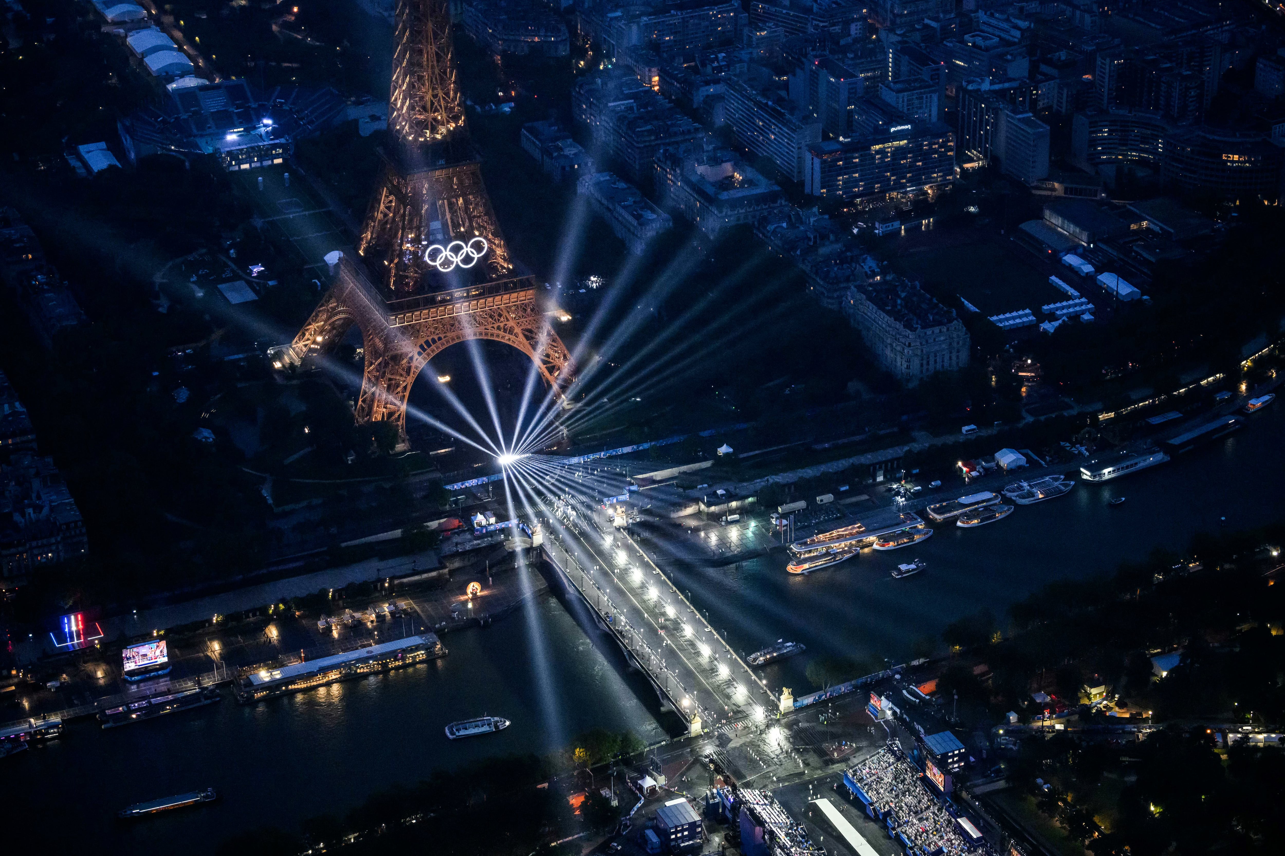 París maravilla al mundo bajo el diluvio 