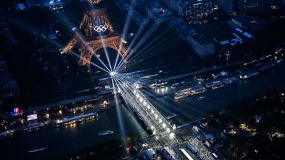 Vista aérea de la inauguración de los Juegos Olímpicos de París, con el Sena y la torre Eiffel como protagonista.