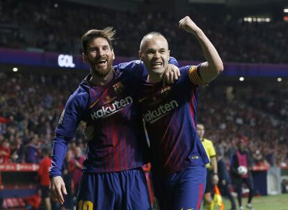 Los jugadores del FC Barcelona, el delantero argentino Lionel Messi (i) y el centrocampista Andrés Iniesta, celebran tras el cuarto gol del partido convertido por Andrés Iniesta.