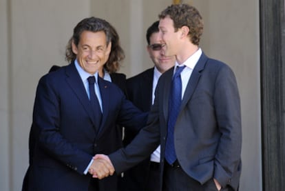 Mark Zuckerberg, fundador de Facebook, saluda al presidente francés Nicolas Sarkozy a su llegada al palacio del Elíseo.