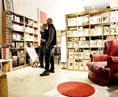 <b>EL PLACER DE LA EDICIÓN</b></br></br> Librería singular y editorial fundada en 1996 por el mexicano Manuel Ortuño. Edita nueve colecciones, como Tipos Móviles, con textos sobre la vida de editores como Bennet Cerf, fundador de Random House, que publicó a Faulkner o Capote. Otras son Cercanías (actualidad) o Largo Recorrido (narrativa). Sus autores editan la revista Texturas. Temen que la zona, donde llevan tres años, se ponga demasiado de moda. » Blanca de Navarra, 6. 917 02 41 54. www.tramaeditorial.es