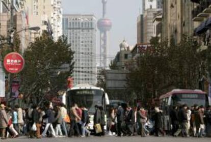 peatones cruzan una calle en Shanghai, China.  EFE/Archivo