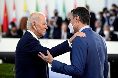 E presidente estadounidense, Joe Biden y el presidente del Gobierno español, Pedro Sánchez, se saludaron este sábado al inicio del plenario de la cumbre del G-20. Esta es la primera imagen conjunta de ambos desde que el 14 de junio pasado pudiera captarse una primera conversación muy breve de los dos mientras andaban por un pasillo de la sede de la OTAN con motivo de la cumbre de la Alianza Atlántica.