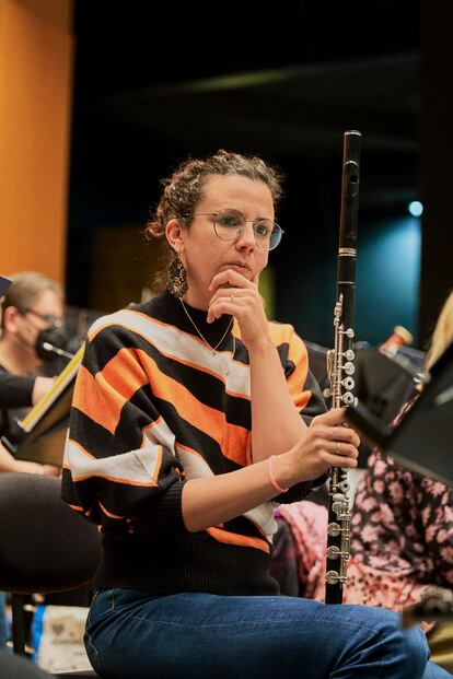 Orquesta Sinfónica de Galicia. En la imagen, la flauta María José Ortuño, en un descanso del ensayo.
