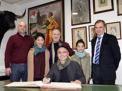 Pablo Berger, sentado junto al libro de firmas del Club Cocherito.