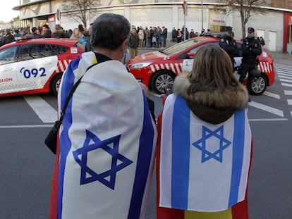 Dos aficionados con las banderas de Espa&ntilde;a y de Israel.