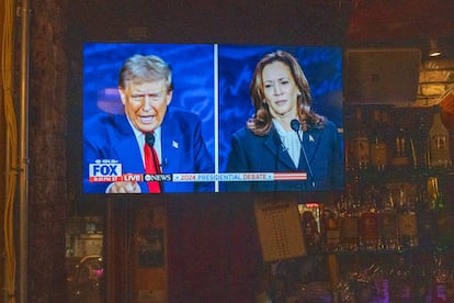 Televisiones con el debate entre Donald Trump y Kamala Harris.