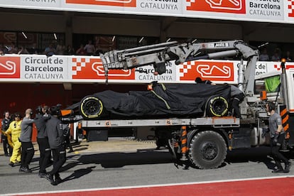 Mecánicos de McLaren remolcan el coche del piloto español Fernando Alonso de vuelta al pit lane durante los entrenamientos de Fórmula 1 en el circuito de Cataluña en Montmeló (Barcelona).