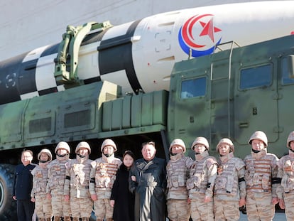 Kim Jong-un, su hija y varios militares posan ante un misil capaz de llevar armamento nuclear, en una foto sin datar distribuida por Pyongyang el 27 de noviembre.