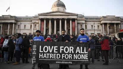 Concentración en la plaza de Trafalgar, en Londres, el pasado jueves, un día después del atentado junto al Parlamento. En la pancarta se lee "amor para todos, odio para nadie".