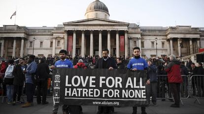 Concentraci&oacute;n en la plaza de Trafalgar, en Londres, el pasado jueves, un d&iacute;a despu&eacute;s del atentado junto al Parlamento. En la pancarta se lee &quot;amor para todos, odio para nadie&quot;. 