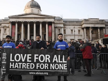 Concentraci&oacute;n en la plaza de Trafalgar, en Londres, el pasado jueves, un d&iacute;a despu&eacute;s del atentado junto al Parlamento. En la pancarta se lee &quot;amor para todos, odio para nadie&quot;. 