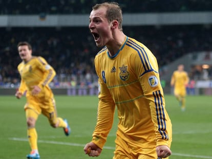 Zozulya celebra un gol con Ucrania. 