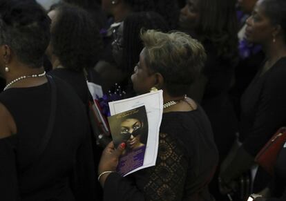 Una miembro de Delta Sigma Theta, sostiene una foto de Aretha mientras rinden homenaje a la legendaria cantante de Detroit, en el Museo de Historia Afroestadounidense Charles H. Wright, en Detroit, Michigan (EE UU).
