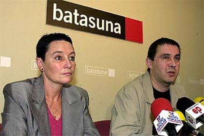 Los dirigentes de Batasuna Jone Goirizelaia y Arnaldo Otegi, durante una rueda de prensa.