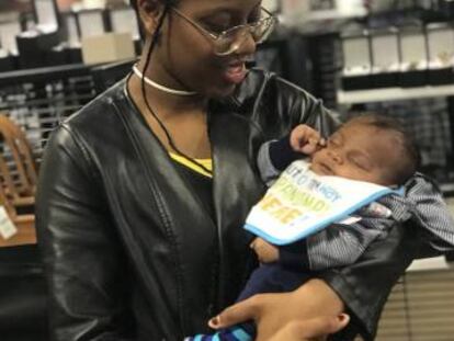 Tia Freeman, con su hijo Xabier Ata Freeman en brazos.