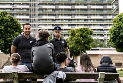 Jermaine y Danny, dos miembros de la Street & School Safety Approach Foundation, charlan con jóvenes en Arnhem.