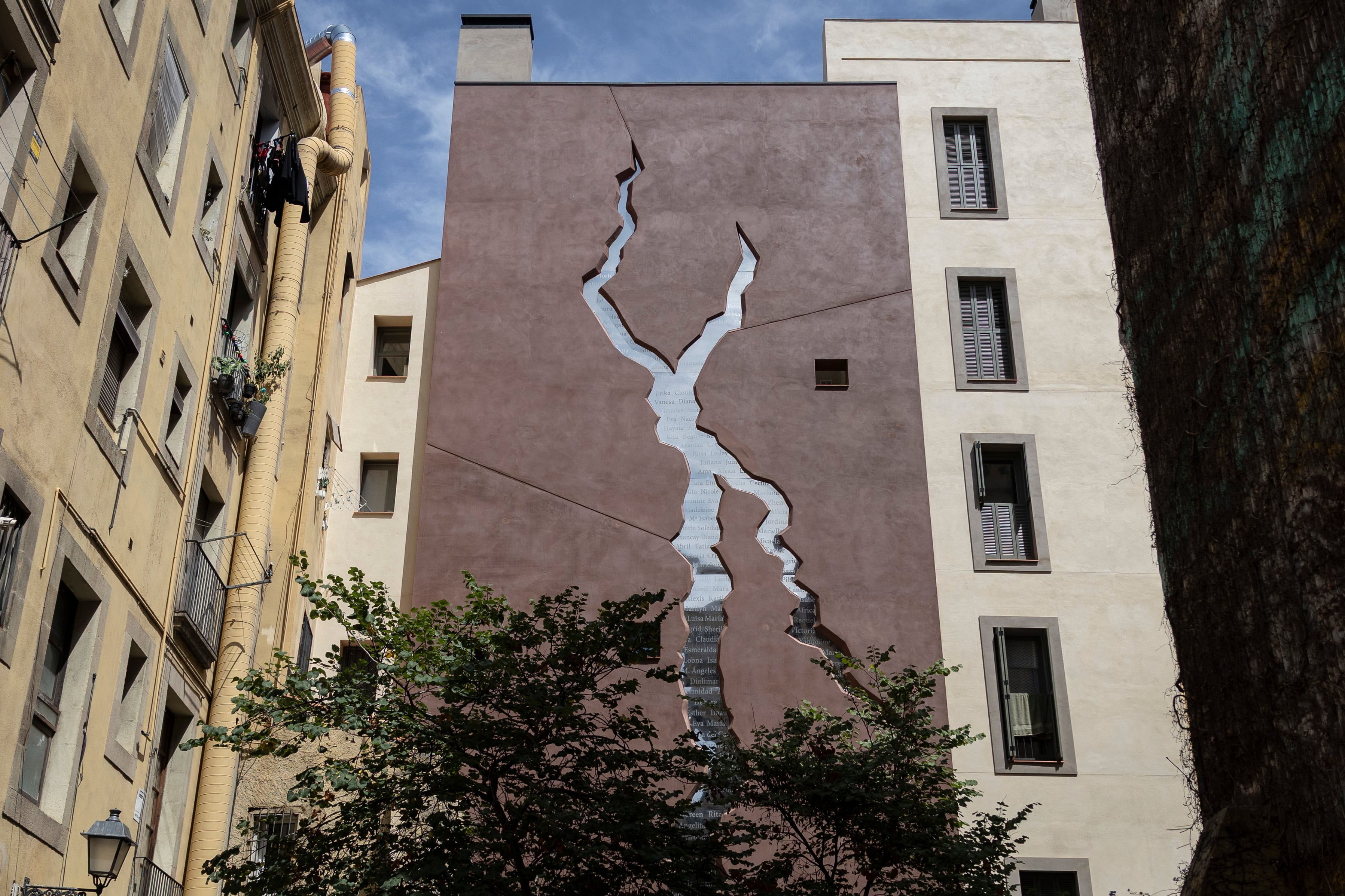 'L'Escletxa', el proyecto artístico en una pared medianera del barrio del Born con el que Barcelona recuerda a las víctimas de asesinatos machistas. 