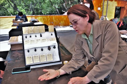 La arqueóloga María de Lourdes Camacho muestra una figura hallada en una excavación en Chapultepec, en agosto de 2022.